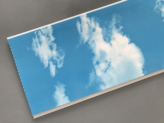 Heiß, 250 × 7mm Decke PVC-Platten mit blauem Himmel und weißen Wolken stempelnd