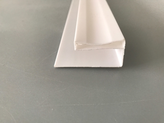 PVC-Zubehör für die Installation von PVC-Platten Weiß PVC-Profil-U Glanzdruck Extrudiertes Kunststoff U-Kanal Wasserdicht UV-Schutz