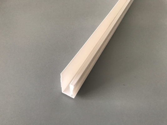 PVC-Zubehör für die Installation von PVC-Platten Weiß PVC-Profil-U Glanzdruck Extrudiertes Kunststoff U-Kanal Wasserdicht UV-Schutz