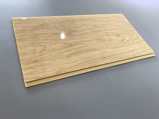 7.5 mm Dicke Korrosionsbeständige PVC-Holzplatten für Decke / Wand Verkleidung gelbe PVC-Deckenplatte