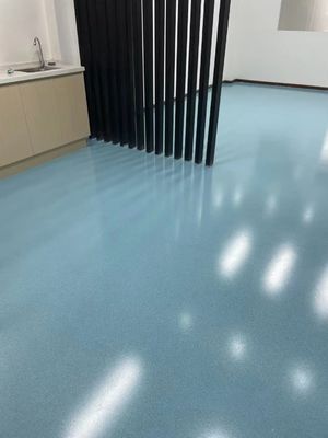 Niedrige Kosten Epoxidholz für Industriebetriebe Hochglanz Epoxidharz farbiger Sandboden Billige selbstnivellierende Bodenfarbe für Garten und Krankenhaus
