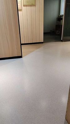 Niedrige Kosten Epoxidholz für Industriebetriebe Hochglanz Epoxidharz farbiger Sandboden Billige selbstnivellierende Bodenfarbe für Garten und Krankenhaus