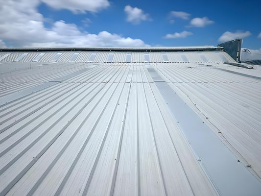 Kundenspezifische Länge 2mm Dicke Langlebige UPVC Mehrschicht-Dachplatten T1130 Wellpappe Weiße Farbe Kunststoff Öko Dach Welle Dachpaneel