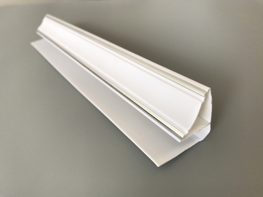 Kundengebundenes Längen-PVC-Winkel-Profil, weiße Plastikwinkel-Ordnung mit zwei silbernen Linien