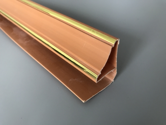 5.95m Längen-Brown PVC-Verdrängungs-Profile mit goldenen Linien Art der oberen Ecke