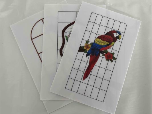 Laminen aus Polystyrol in weißer Farbe, dekoriert